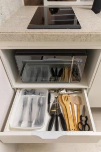 a kitchen drawer filled with lots of kitchen utensils at Conforto e Estilo - 2 min da Praia in Porto De Galinhas