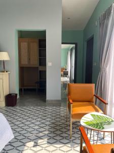 The VIA VARANASI Resort的休息区