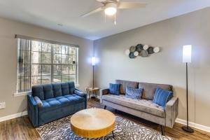 Posezení v ubytování 3 Mi to FSU Townhome with Patio in Tallahassee!