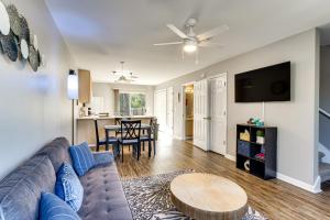TV a/nebo společenská místnost v ubytování 3 Mi to FSU Townhome with Patio in Tallahassee!