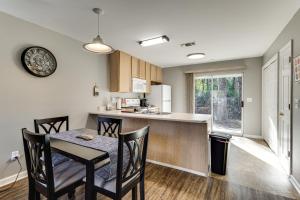 Kuchyň nebo kuchyňský kout v ubytování 3 Mi to FSU Townhome with Patio in Tallahassee!