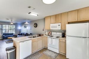 Kuchyň nebo kuchyňský kout v ubytování 3 Mi to FSU Townhome with Patio in Tallahassee!