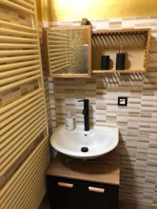 Ένα μπάνιο στο Casa Gugjet Cuore Carnico - Appartamento Tamai -giardino - senza scale - parcheggio privato - 4 zampe gratis