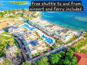 una vista aerea di un resort sulla spiaggia di Las Palmas Joliet a Roatán