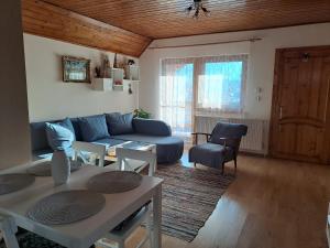 a living room with a blue couch and a table at TaniRoom in Sighetu Marmaţiei