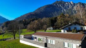 une maison avec une montagne en arrière-plan dans l'établissement Tyrolchalet LITTLE LUCK - AlpenLuxus Collection, à Rofansiedlung 14 autres photos