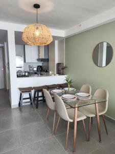 a dining room with a table and chairs and a kitchen at Apartamento frente al mar El Palmar in Las Palmeras