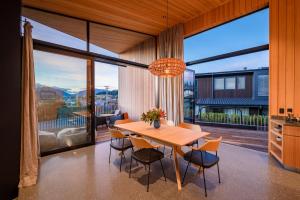 ワナカにあるHideaway on Warren by Sotheby's Luxury Rental Homesのダイニングルーム(テーブル、椅子、大きな窓付)
