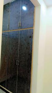 eine Glastür mit Fenster in einem Zimmer in der Unterkunft Hotel in Islamabad Luxurious 2 Bedroom in Islamabad