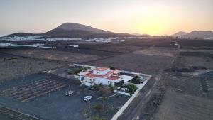 圣巴尔托洛梅Quintero Suites的从空中俯瞰一个村庄，可以看到房屋和群山。