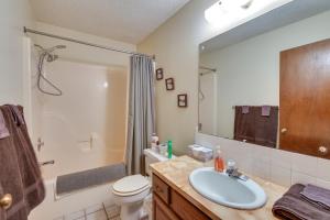 Ένα μπάνιο στο 2 Mi to Kansas State Fairgrounds Cozy Apartment! +16 φωτογραφίες