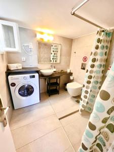 un bagno con lavatrice e lavandino di Fabrika's House a Mykonos Città