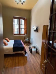 Ένα ή περισσότερα κρεβάτια σε δωμάτιο στο La Casona de Palacio Viejo +43 φωτογραφίες