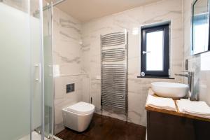 O baie la Spacious Cottage 3 Bedrooms with Free Private Parking in a Central Location +22 fotografii