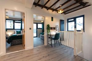 Un pat sau paturi într-o cameră la Spacious Cottage 3 Bedrooms with Free Private Parking in a Central Location
