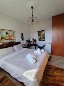 a bedroom with a bed with towels on it at Δωμάτια με Θέα in Volos