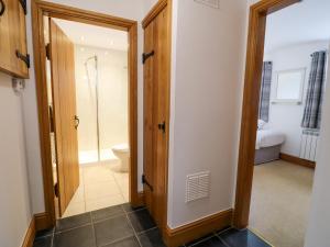 ein Badezimmer mit Toilette und Glastür in der Unterkunft Cornel Glyd in Dyffryn + 15 Fotos