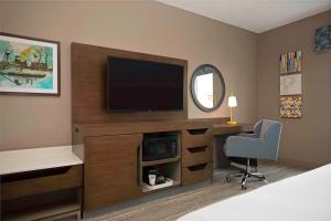 TV a/nebo společenská místnost v ubytování Hampton Inn by Hilton Port Hope Cobourg