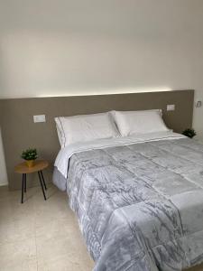 Ένα ή περισσότερα κρεβάτια σε δωμάτιο στο Family Room Home Serpico