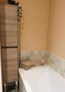 eine Badewanne mit einem Handtuch und einer Kerze in der Unterkunft Appartement 3 chambres 6 pers in Saint-Josse + 15 Fotos