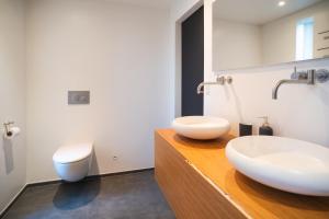 Uma casa de banho em Ocean view in first row. Architectural pearl