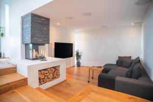 Uma televisão e/ou sistema de entretenimento em Ocean view in first row. Architectural pearl