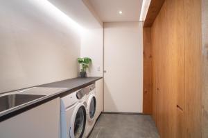 A cozinha ou kitchenette de Ocean view in first row. Architectural pearl