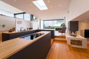 A cozinha ou kitchenette de Ocean view in first row. Architectural pearl