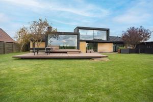Um jardim no exterior de Ocean view in first row. Architectural pearl