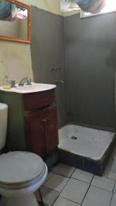 Un baño con lavabo, inodoro y bañera. en La casita amarilla, en Tigre