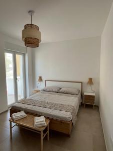una camera da letto con un letto e una grande finestra di Residence 'Il Fratino' a Vasto