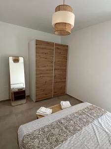 una camera con un grande letto e un armadio di Residence 'Il Fratino' a Vasto