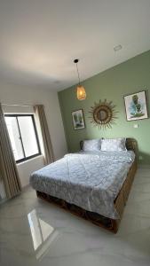 a bedroom with a bed in a room with a window at La Tropicale de Siem Reap in Phumĭ Kruŏs