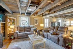 Χώρος καθιστικού στο Walk to Beach Historical Fredericksburg Home
