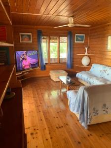 TV a/nebo společenská místnost v ubytování Tropikal House Facing Ocean