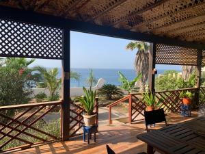 una vista sull'oceano dal ponte di una casa di Tropikal House Facing Ocean a Vila do Maio