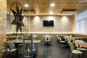TV a/nebo společenská místnost v ubytování Hotel Villa de Zaragoza