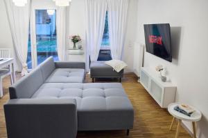 a living room with a couch and a tv at JJ-TS - Zentrale Wohnung - nahe SAP - Parkplatz - Terrasse in Walldorf