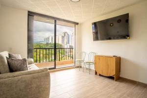 TV a/nebo společenská místnost v ubytování 1007 Nuevo Cerca Clinica Foscal & Ardila Lulle