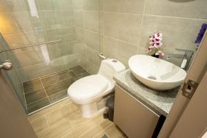 Koupelna v ubytování 1007 Nuevo Cerca Clinica Foscal & Ardila Lulle + 6 fotografií