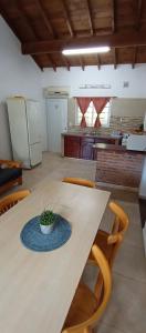 eine Küche mit einem Tisch und einer Topfpflanze darauf in der Unterkunft Chalet a 500mts del mar in Mar del Tuyú