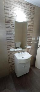 ein Badezimmer mit Waschbecken und Spiegel in der Unterkunft Chalet a 500mts del mar in Mar del Tuyú