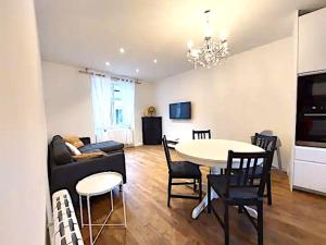 a living room with a table and a couch at La Boulangerie Appartement 1 in Janzé
