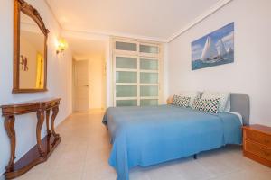une chambre avec un lit bleu et une fenêtre dans l'établissement Tenerife Break - Balcon de los Gigantes, à Puerto de Santiago 12 autres photos