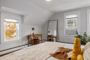 Postel nebo postele na pokoji v ubytování West End Gem Live Like a Local in Portsmouth