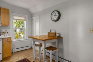 Kuchyň nebo kuchyňský kout v ubytování West End Gem Live Like a Local in Portsmouth