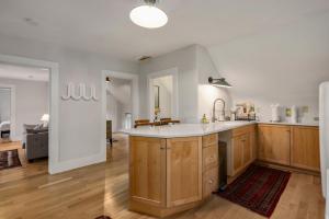 Kuchyň nebo kuchyňský kout v ubytování West End Gem Live Like a Local in Portsmouth