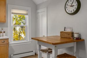 Kuchyň nebo kuchyňský kout v ubytování West End Gem Live Like a Local in Portsmouth