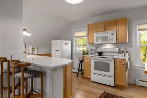 Kuchyň nebo kuchyňský kout v ubytování West End Gem Live Like a Local in Portsmouth