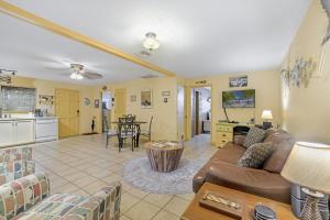 O bucătărie sau chicinetă la Creamsicle Cottage +8 fotografii